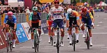 Giro d&rsquo;Italia, brutta caduta prima della volata: gruppo bloccato. A Burgos vince Magnier: &egrave; la prima maglia rosa