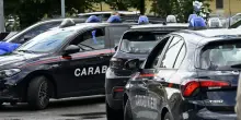Picchia la compagna, aggredisce il fidanzato della figlia e d&agrave; fuoco a un armadio: arrestato