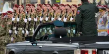 La Russia si ferma per la parata del 9 maggio, ma Kiev denuncia: &ldquo;Violata la tregua, attacco di Mosca nella notte&rdquo;