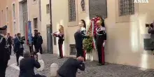 Vittime del terrorismo, Mattarella depone una corona di fiori in via Caetani. Meloni: &ldquo;Ricordare per difendere democrazia&rdquo;