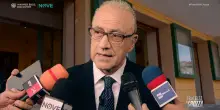 Crozza-Valditara riscrive la storia a colpi di gaffe: &ldquo;Falcone e Borsellino uccisi dai punkabbestia. E Piersanti Mattarella&hellip;&rdquo;