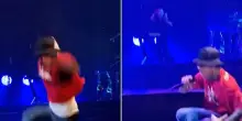 &ldquo;Ci vuole molto pi&ugrave; per uccidermi, non basta cadere dal palco. Dovete spararmi&rdquo;: Blanco scivola nella buca a Bologna mentre canta &ndash; IL VIDEO