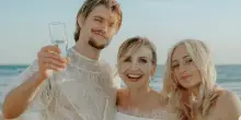 Il figlio di Lorella Cuccarini si &egrave; sposato: la festa in spiaggia, l&rsquo;arrivo della sposa in barca e il rapporto con la suocera: &ldquo;&Egrave; esattamente come sembra&rdquo; &ndash; Le foto del matrimonio