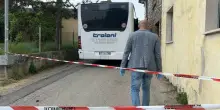 Si strappa il braccialetto elettronico e prende a martellate la moglie su un bus: &egrave; in fuga