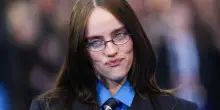 &ldquo;Convivo con la sindrome di Tourette. Quando faccio un&rsquo;intervista, faccio di tutto per sopprimere i tic, quando esco dalla stanza li lascio uscire tutti&rdquo;: parla Billie Eilish