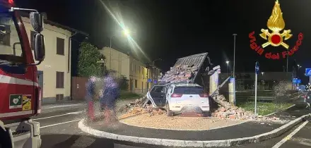 Auto fuori strada centra una cappella: salvato dai vigili del fuoco un quadro del 1872 della Madonna di Pompei