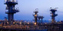 Petrolio in rialzo dopo il mancato accordo Usa-Iran. Utili su del 26% per Saudi Aramco che riesce ad aggirare Hormuz &ndash; Infografica