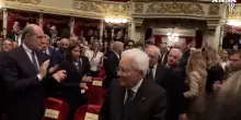 Applausi e pubblico in piedi per Mattarella al concerto per gli 80 anni della riapertura della Scala dopo i bombardamenti del &rsquo;43