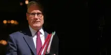 Regno Unito, il premier Starmer resiste alla rivolta interna: &ldquo;Avanti con il governo&rdquo;. La viceministra Fahnbulleh si dimette: &ldquo;Ora nuovo leader&rdquo;