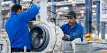 Tre milioni dal Mimit, i finanziamenti della Bei e i bonus: Electrolux prende i soldi e licenzia in Italia