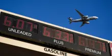 Iran, Cnn: &ldquo;Incontro Trump-generali, si valuta di riprendere attacchi&rdquo;. Teheran: &ldquo;Se lo fa arricchiamo l&rsquo;uranio al 90%&rdquo;. Bombardiere Usa in Medio Oriente