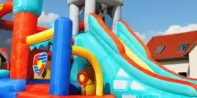 Castello gonfiabile trascinato via dal vento, morto un bambino di 7 anni. Aperta un&rsquo;indagine
