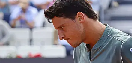 Eroico Darderi: annulla quattro match point ed elimina Zverev a Roma. Ai quarti la sfida al talento Jodar: &ldquo;Ho il livello per giocarmela con tutti&rdquo;