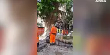 Una ruspa sfiora la fontana del Bernini a Roma: i lavori a pochi centimetri dall&rsquo;opera lasciata senza protezioni &ndash; Video