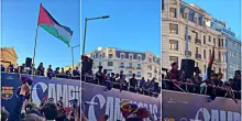 Yamal prende una bandiera palestinese da un tifoso e la sventola sul bus scoperto: il gesto durante i festeggiamenti del Barcellona
