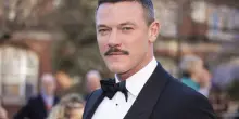 &ldquo;Ero convinta di parlare con Luke Evans, mi ha chiesto tanti soldi. Era una truffa sentimentale. Mio figlio aveva capito, ma non gli ho creduto&rdquo;: lo sfogo di una vittima