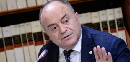 &ldquo;Dati su calciatori, attori e cantanti esfiltrati e venduti da poliziotti infedeli. C&rsquo;era anche un tariffario&rdquo;: 10 arresti tra Napoli e Belluno
