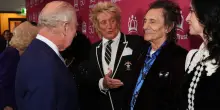 &ldquo;Hai messo quel mascalzone al suo posto, sei stato superbo, assolutamente superbo&rdquo;: Rod Steward si complimenta con Re Carlo. E poi a Camilla: &ldquo;Suo marito ha fatto una meravigliosa performance&rdquo;