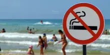 Scatta il divieto di fumo in spiaggia a Rimini, multe fino a 500 euro: le nuove regole per l&rsquo;estate e la mappa completa dei litorali in cui &egrave; vietato fumare