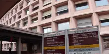 Morto in ospedale il 18enne caduto dal balcone durante una gita. La famiglia ha autorizzato l&rsquo;espianto degli organi