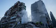 Attacchi russi su Kiev, colpito quartiere residenziale: un morto e decine di feriti. Zelensky: &ldquo;Usati 650 droni e 56 missili&rdquo;