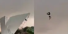 Si scatena una tempesta improvvisa, uomo vola via spinto dai venti insieme alla struttura che stava montando per riparare un matrimonio dalla pioggia &ndash; VIDEO