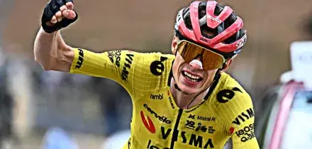 Giro d&rsquo;Italia, ecco Vingegaard: domina e vince sul Blockhaus. Pellizzari prova a seguirlo e crolla: &ldquo;Ho sbagliato&rdquo; | La nuova classifica generale