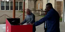 Re Carlo dj al garden party, il sovrano sale in consolle alla festa a Buckingham Palace con 4000 invitati