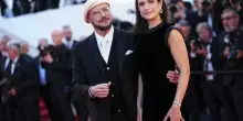 &ldquo;Questo vale pi&ugrave; di un Oscar&rdquo;: John Travolta commosso a Cannes riceve la Palma d&rsquo;oro a sorpresa. L&eacute;a Seydoux racconta il dramma della pedopornografia