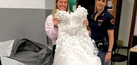 Furto a poche ore dalle nozze sul Lago di Como: i ladri le rubano l&rsquo;abito da sposa, la polizia lo ritrova in strada e salva il matrimonio