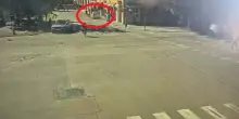 Modena, il video dell&rsquo;impatto dell&rsquo;auto contro i passanti ripreso dalle telecamere di sorveglianza