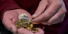 Mega-truffa dei falsari cinesi: tonnellate di monete da 2 euro indistinguibili dalle originali anche per la Banca Centrale Ue