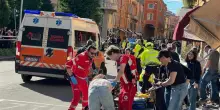 Modena, piomba a tutta velocit&agrave; con l&rsquo;auto sui passanti: 7 feriti. Poi fugge e accoltella chi cerca di fermarlo