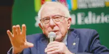 Bernie Sanders al Salone del Libro attacca Musk, Zuckerberg e Bezos: &ldquo;Sono estremamente avidi e vogliono governare su tutto e tutti. L&rsquo;AI? Non pu&ograve; essere solo a vantaggio dei ricchi per i ricchi&rdquo;