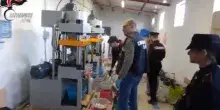 Cos&igrave; i falsari cinesi riproducevano le monete da 2 euro: il video dentro le due zecche clandestine