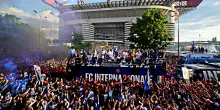 L&rsquo;Inter festeggia scudetto e Coppa Italia: pullman scoperto in giro per la citt&agrave;, marea di persone al seguito. L&rsquo;arrivo in Piazza Duomo