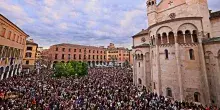 La risposta di Modena: in 5mila in piazza dopo l&rsquo;appello del sindaco Mezzetti. &ldquo;Uniti contro chi semina odio&rdquo;