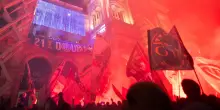 Festa Inter, il momento in cui i giocatori si affacciano dal balcone: piazza Duomo gremita | Video