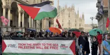 Corteo a Milano per la Flotilla, i manifestanti protestano sotto la pioggia: &ldquo;Rompere ogni accordo con Israele, governo agisca&rdquo;