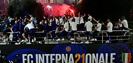 L&rsquo;arrivo del pullman dell&rsquo;Inter in Piazza Duomo: la marea nerazzurra e i fuochi d&rsquo;artificio