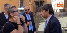 &ldquo;Siete degli str**zi&rdquo;: Donzelli contestato fuori da Montecitorio, interrompe l&rsquo;intervista e discute con un passante &ndash; Video