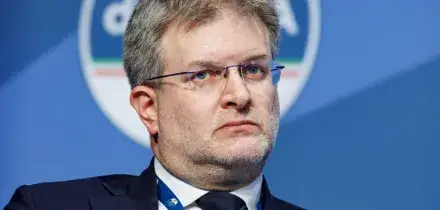 Il governo Meloni condanna le umiliazioni agli attivisti della Flotilla, ma in Ue vota contro l&rsquo;embargo sulle armi a Israele. A favore Pd-M5s-Avs