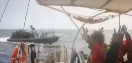 Flotilla, iniziato lo sbarco al porto di Ashdod del primo gruppo di attivisti. 87 di loro in sciopero della fame. Farnesina: &ldquo;Vengano liberati al pi&ugrave; presto&rdquo;