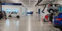 Auto usate, dentro lo stabilimento dove vengono ricondizionate prima di tornare in strada