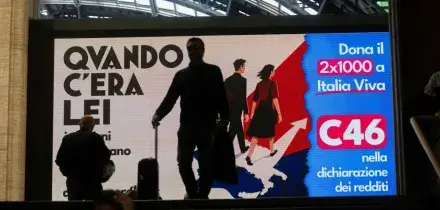 &ldquo;Quando c&rsquo;era lei i treni arrivavano in ritardo&rdquo;: la campagna anti-Meloni di Italia Viva nelle stazioni &egrave; un caso