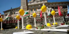Operaio muore schiacciato da un rullo nel Trevigiano, stava soccorrendo un collega. Nel Leccese un lavoratore folgorato mentre posa la fibra