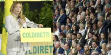 Meloni sul palco di Coldiretti a Brescia. Ma gli agricoltori in platea avvertono il governo: &ldquo;Lo sconto sulle accise non basta. E prezzi per i consumatori saliranno ancora&rdquo;