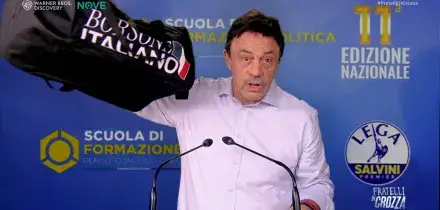 &ldquo;Ti comporti bene e mangi l&rsquo;osso buco? Borsone italiano&rdquo;: Crozza diventa Salvini e promuove la &ldquo;cittadinanza a punti&rdquo; (con tanto di consueti elenchi)