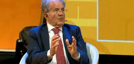 Prodi al Festival dell&rsquo;Economia: &ldquo;L&rsquo;Europa si comporta come serva di fronte a Trump e non sa cosa fare davanti ai cinesi&rdquo;