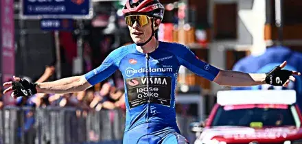 Giro d&rsquo;Italia, assolo di Vingegaard: a Pila si prende la maglia rosa. Pellizzari lotta e non crolla | La nuova classifica generale